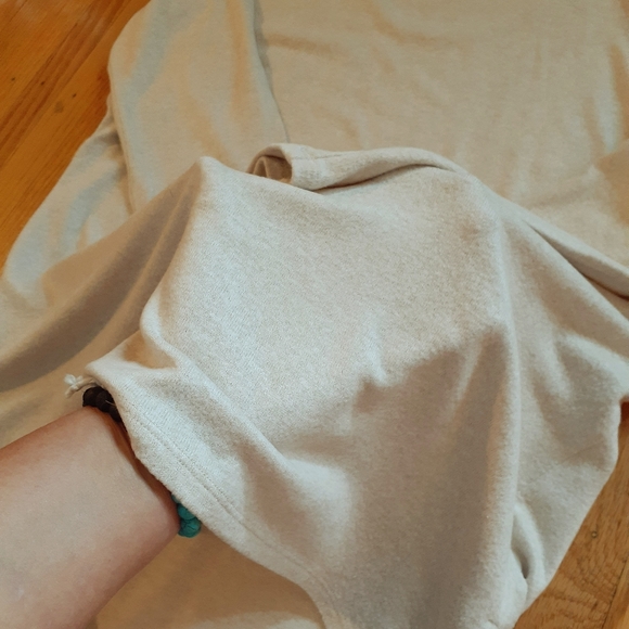 Sweater - Picture 4 of 10